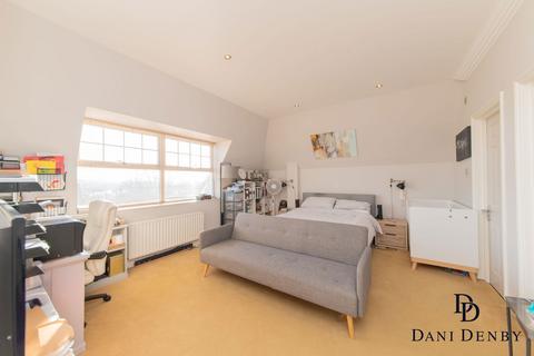 Flat 12, Dewlands Court, 2 Turnberry Close, London, NW4 1JL