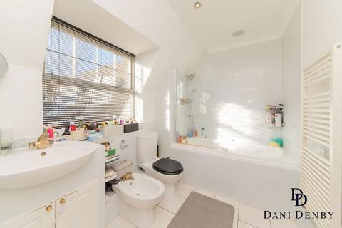 Flat 12, Dewlands Court, 2 Turnberry Close, London, NW4 1JL