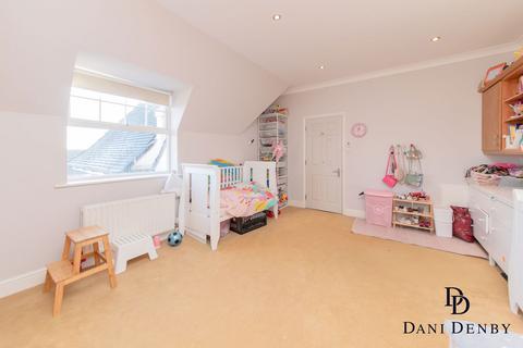 Flat 12, Dewlands Court, 2 Turnberry Close, London, NW4 1JL