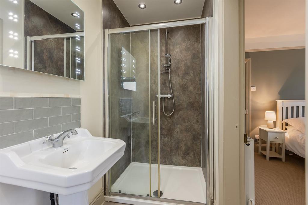 Bedroom 1 en suite