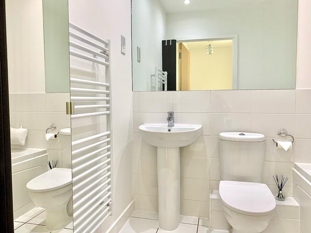 47meridianbathroom.jpg