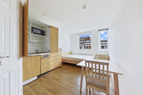 Studio to rent, Collingham Place, London SW5