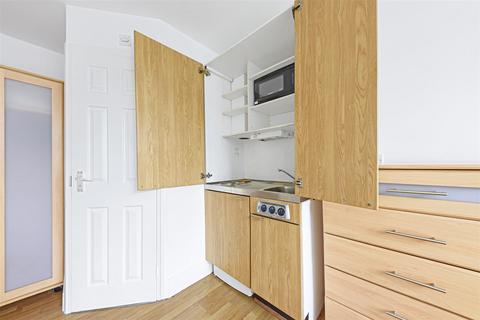 Studio to rent, Collingham Place, London SW5