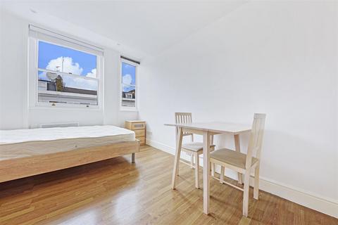 Studio to rent, Collingham Place, London SW5