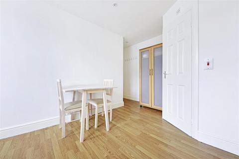 Studio to rent, Collingham Place, London SW5