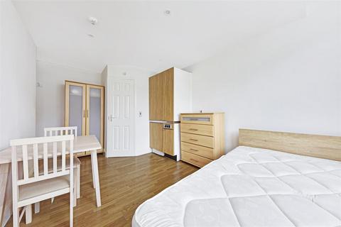 Studio to rent, Collingham Place, London SW5