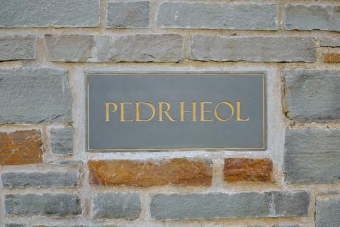 undefined, Pedrheol, Llanddarog