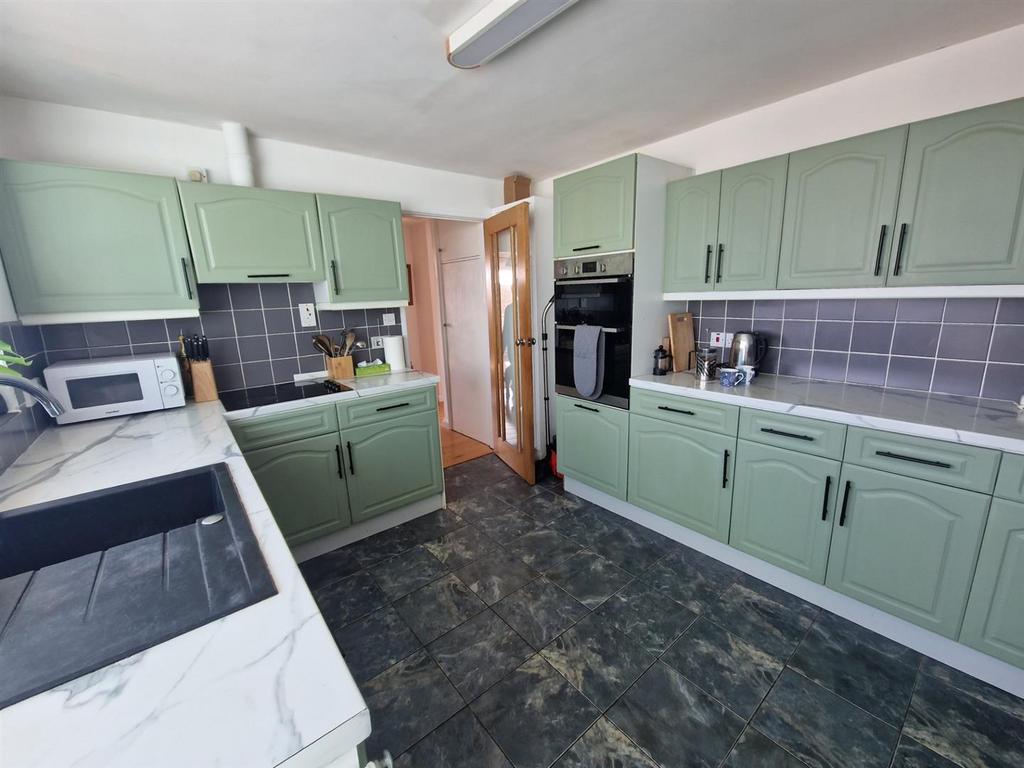 Kitchen 2.jpg