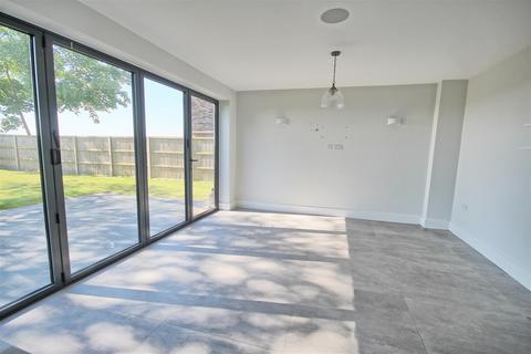 1 Amiens Close, Hunsdon, Ware, SG12 8FJ