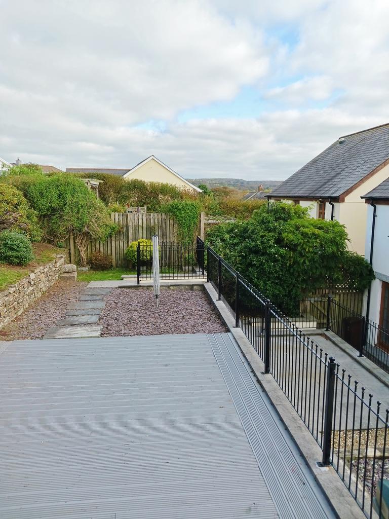 New garden railings 004