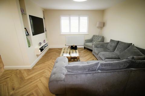 2 bedroom flat for sale, Naunton Way, Hornchurch RM12