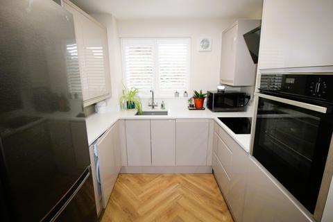 2 bedroom flat for sale, Naunton Way, Hornchurch RM12