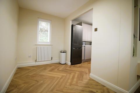 2 bedroom flat for sale, Naunton Way, Hornchurch RM12