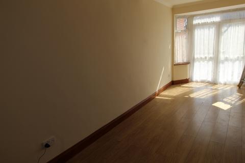 3 bedroom terraced house to rent, Southall UB1 2