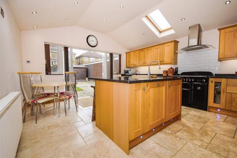 14 Burnside, Rugby, CV22 6AX