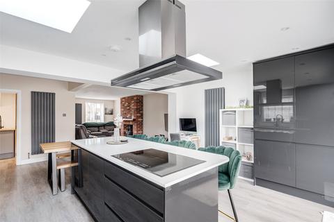 24 Thackeray Road, Worthing, BN14 8DX