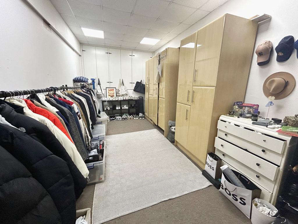 Walk-in Wardrobe/Dressing room