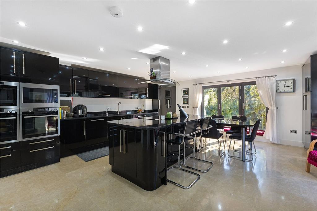 Kitchen/B'fast Room