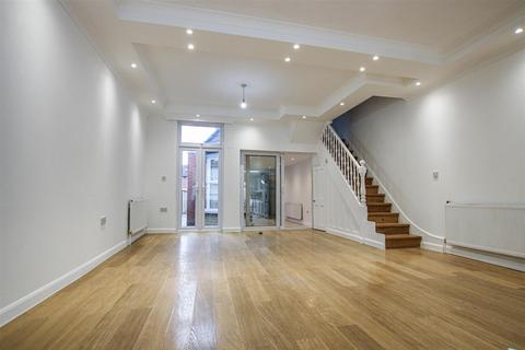 3 bedroom detached house to rent, Moffat Road, London, N13