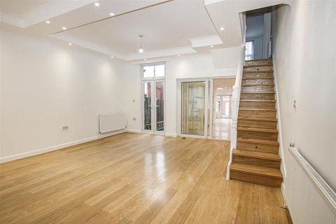 3 bedroom detached house to rent, Moffat Road, London, N13