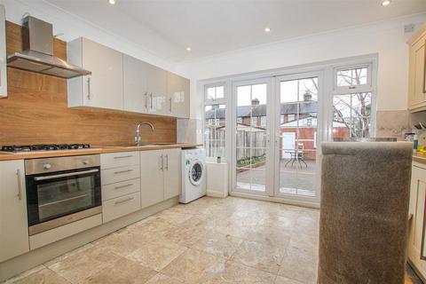 3 bedroom detached house to rent, Moffat Road, London, N13