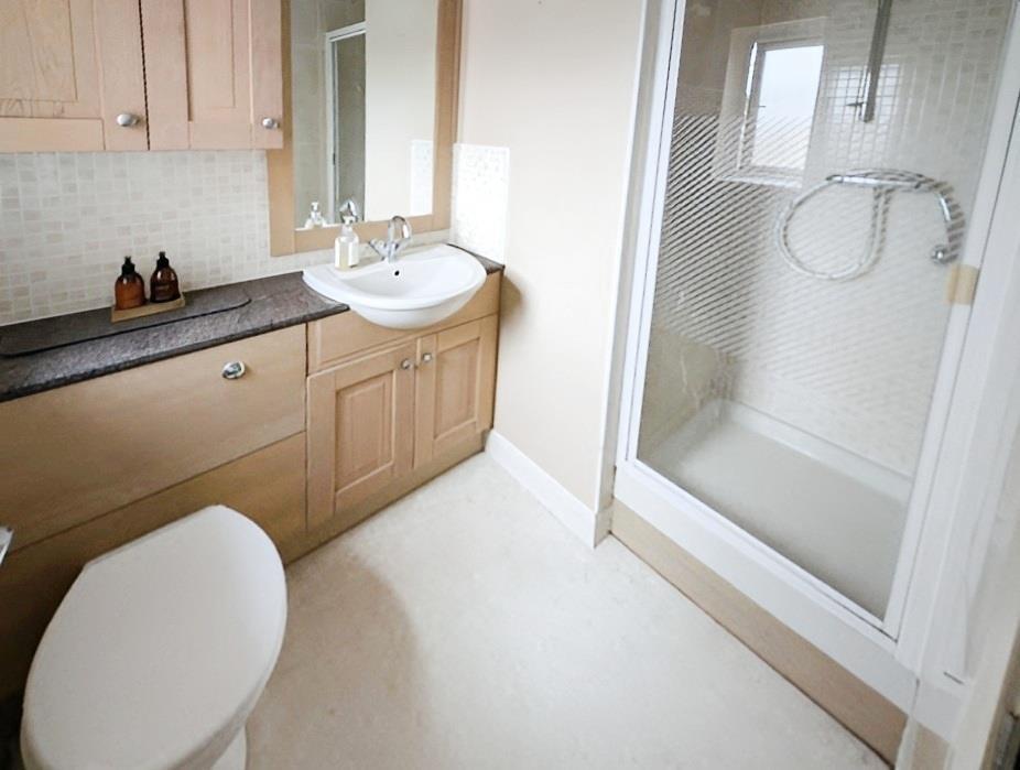 7c7f6659-ensuite.jpg