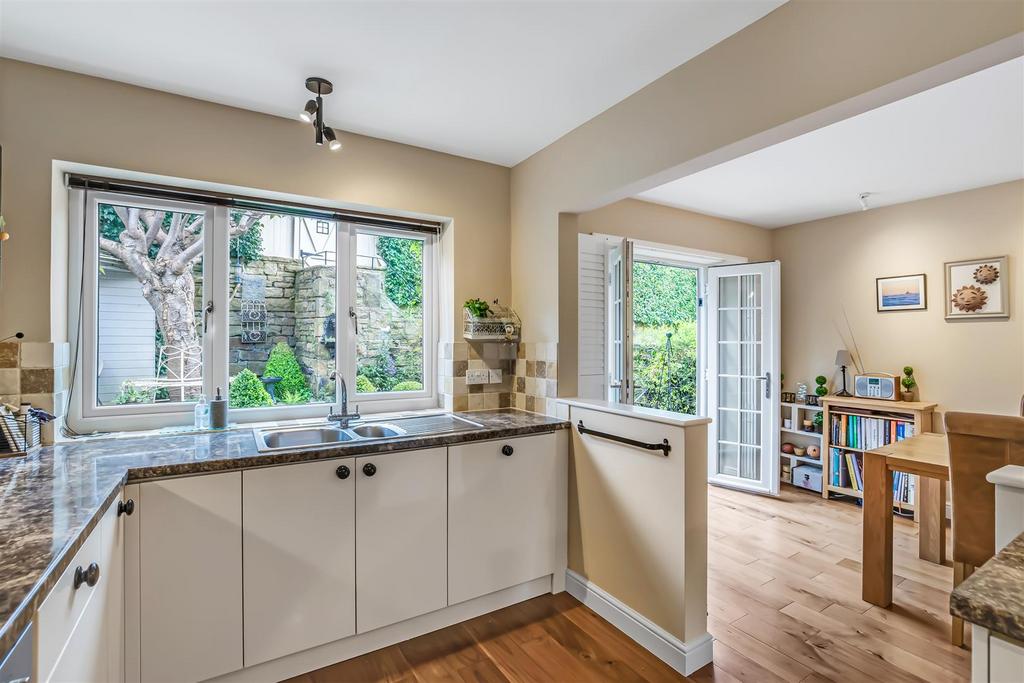 Kitchen 2.jpg