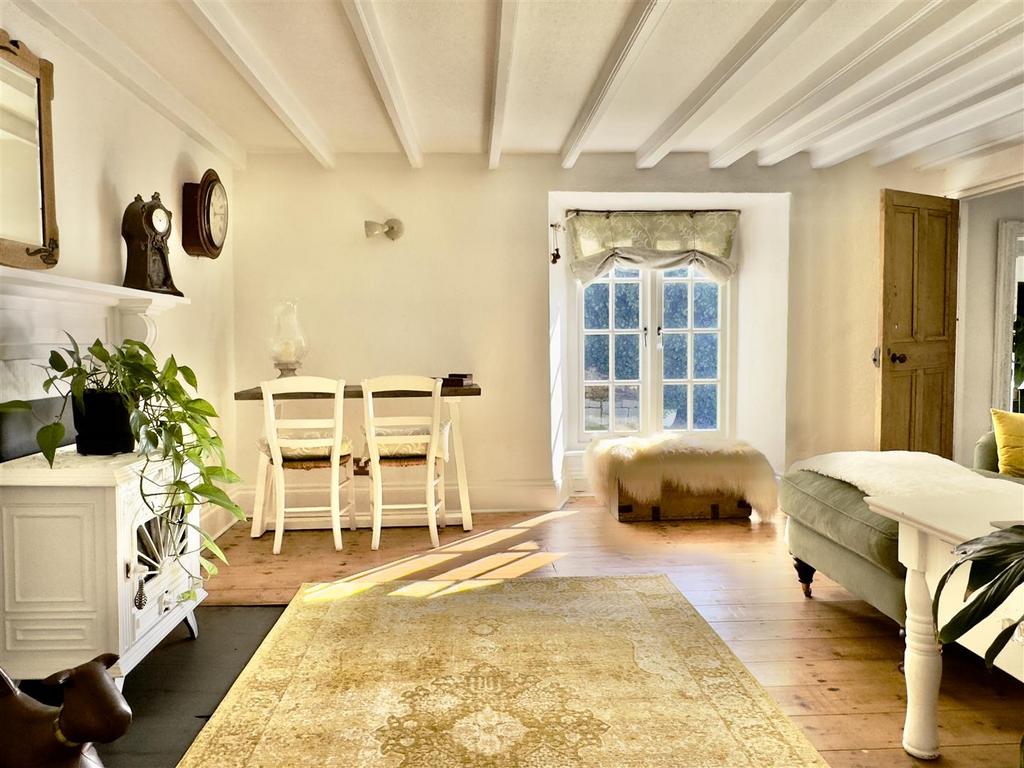 SITTING ROOM.jpeg
