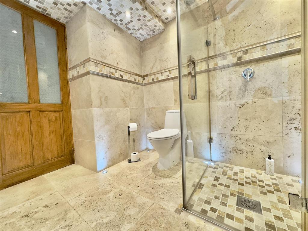 GROUND FLOOR SHOWER ROOM.jpeg