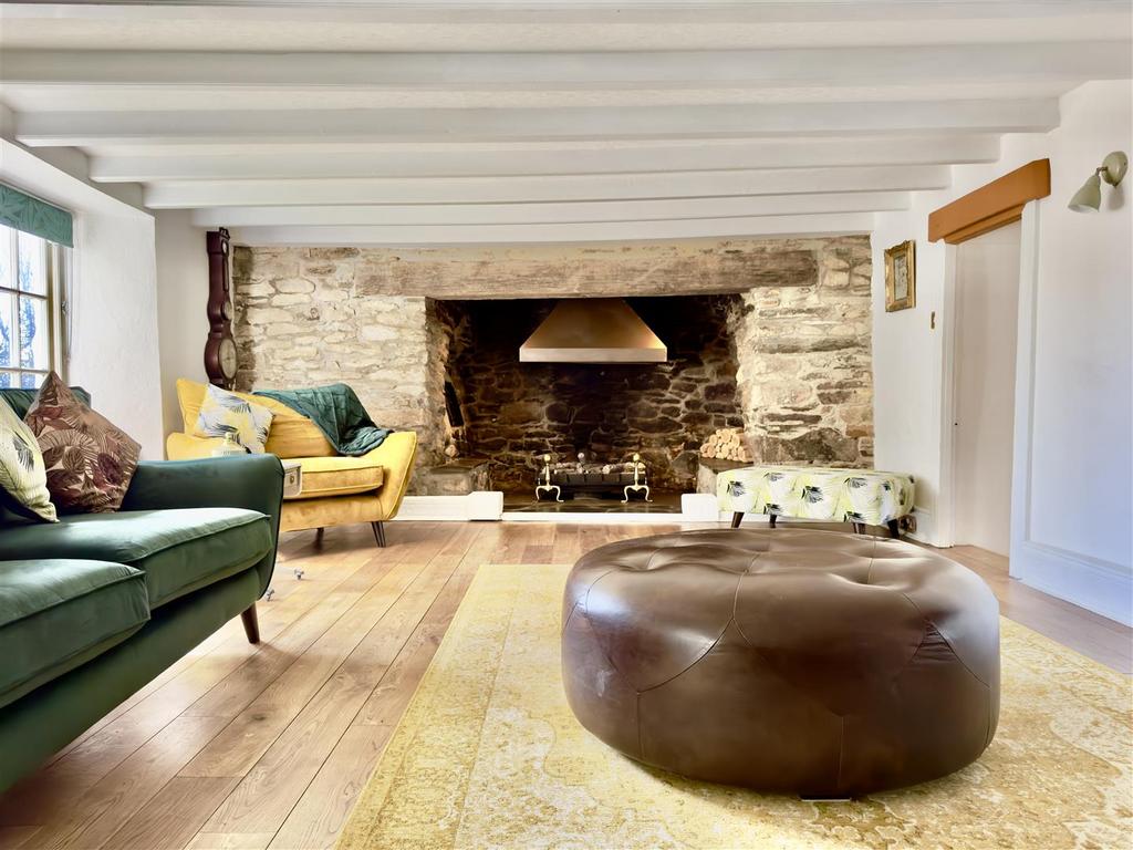 LIVING ROOM.jpeg