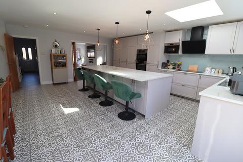 4 bedroom detached house for sale, Wellington Road, Rayleigh, SS6