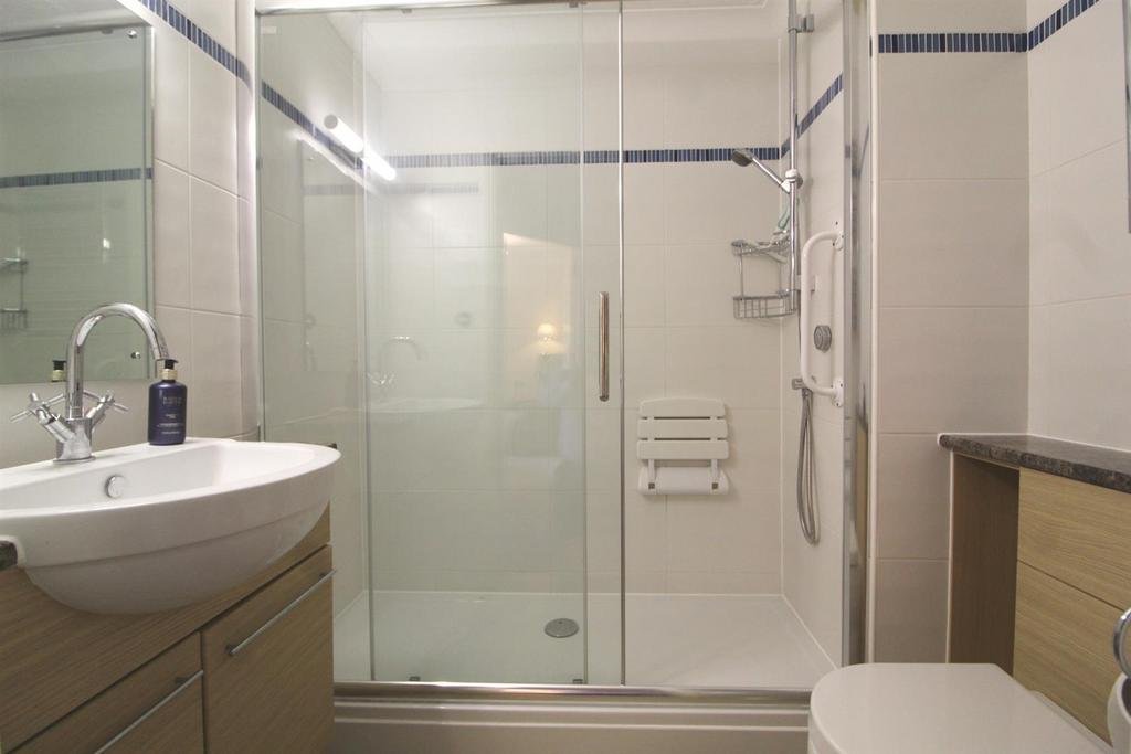 E bathroom.jpg