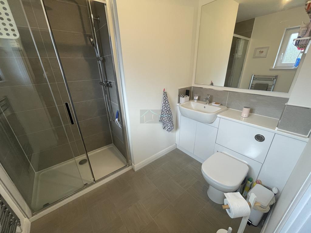 Bed 1 ensuite.JPG