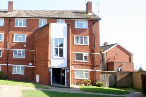 3 bedroom flat for sale, Cobham Close, Bromley BR2 8JW