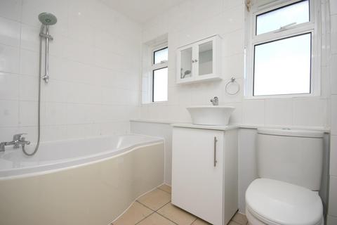 3 bedroom flat for sale, Cobham Close, Bromley BR2 8JW