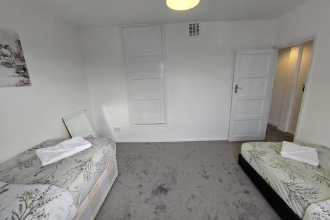 3 bedroom maisonette for sale, Queensbridge Road, London E8