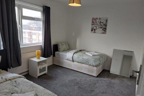 3 bedroom maisonette for sale, Queensbridge Road, London E8