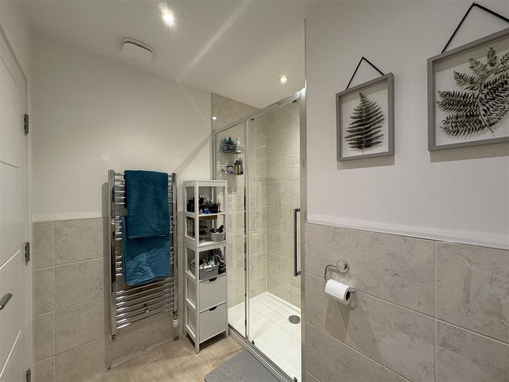 Ensuite 2.jpg