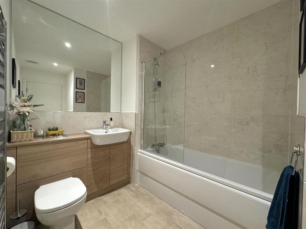 Bathroom 1.jpg