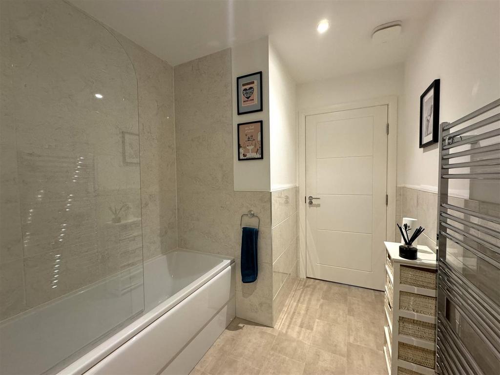 Bathroom 2.jpg
