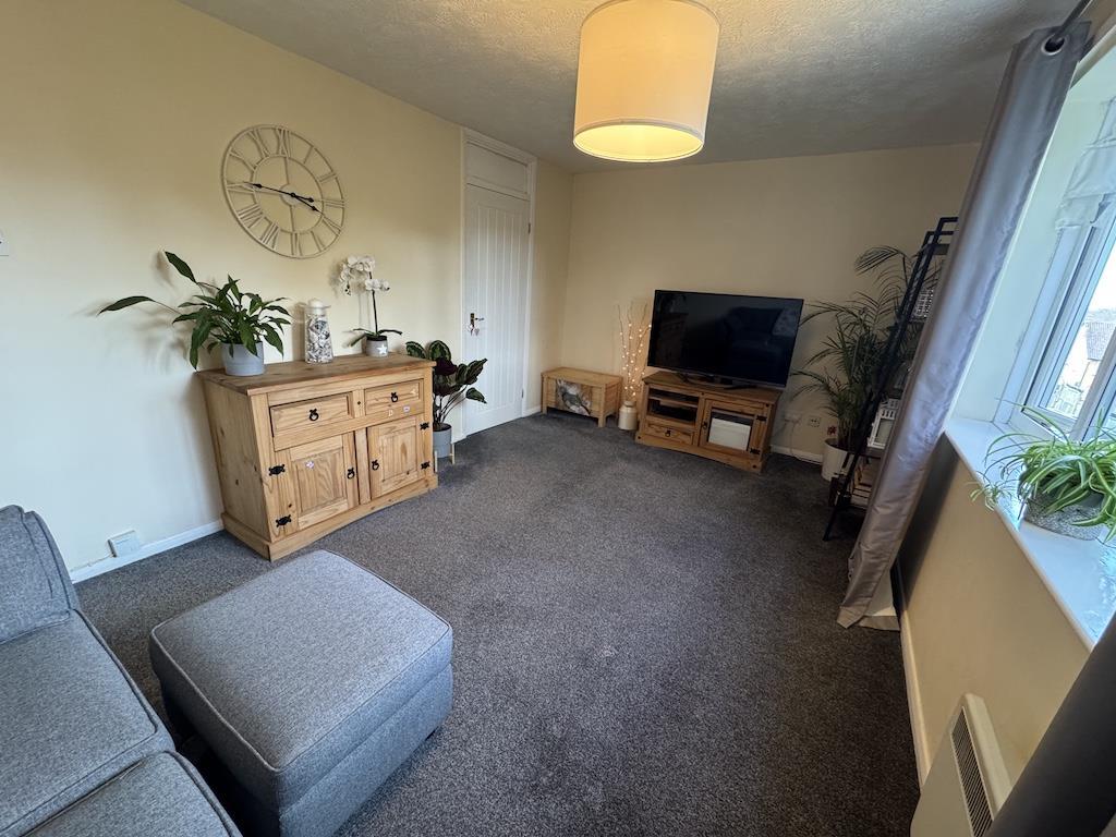 7 - Lounge to Kitchen.jpg