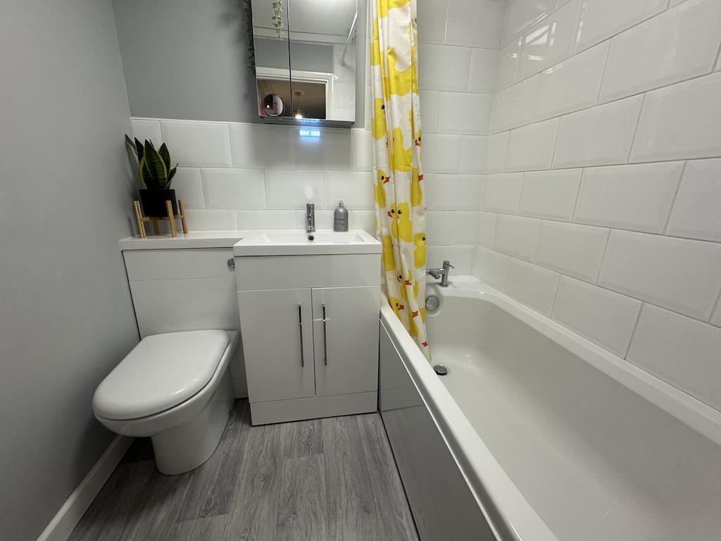 8 - Bathroom.jpg