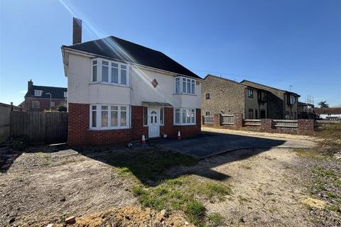 3 bedroom detached house for sale, Shaftesbury Road, Gillingham
