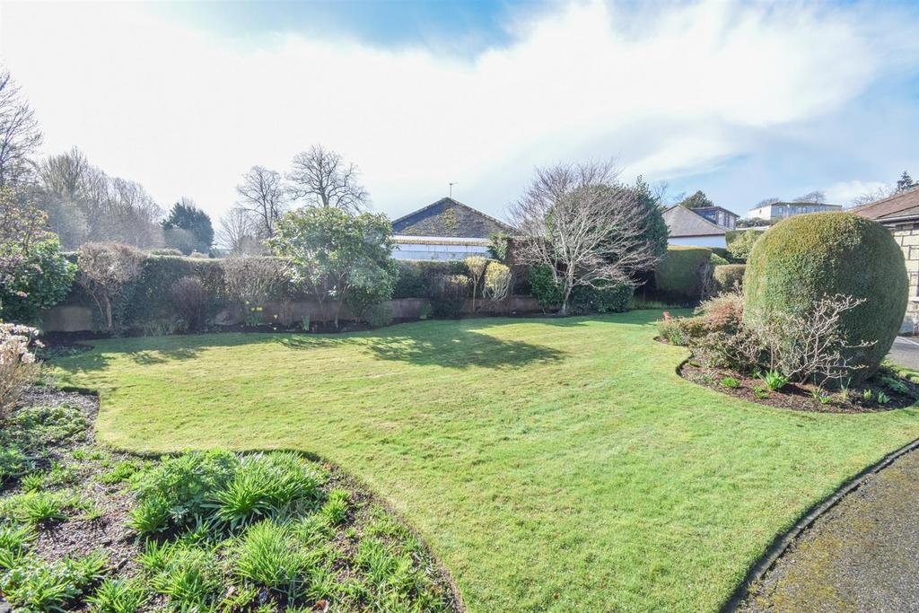 FRONT GARDEN-2.jpg