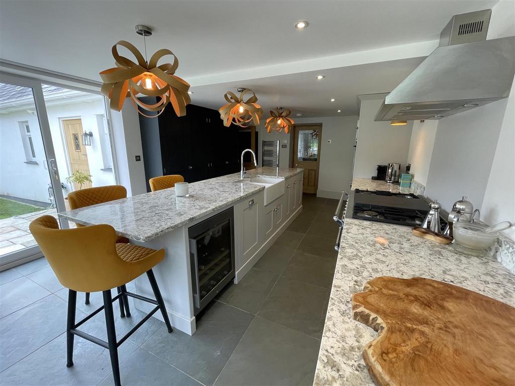 Kitchen 2.jpeg