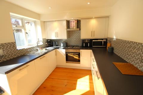 3 bedroom semi-detached house to rent, Sunnyside, Langdon Hills, Basildon, SS16 6TF