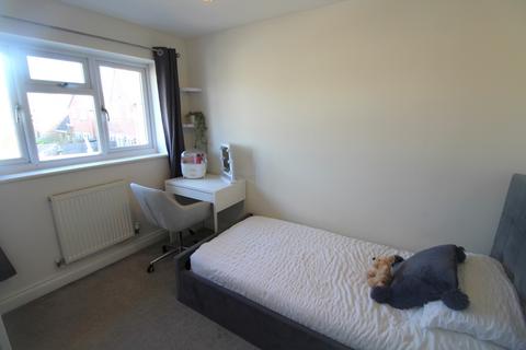 3 bedroom semi-detached house to rent, Sunnyside, Langdon Hills, Basildon, SS16 6TF