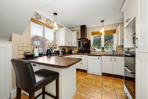 6 Oatlands Close, Weybridge, KT13 9ED
