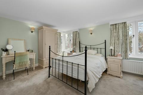 6 Oatlands Close, Weybridge, KT13 9ED