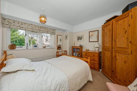 6 Oatlands Close, Weybridge, KT13 9ED